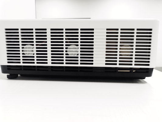 FLYIN لیزر 4K 3LCD 7000 پروژکتور آنسی لومن 3840*2160 تجهیزات ارائه مکان بزرگ برای فضای باز